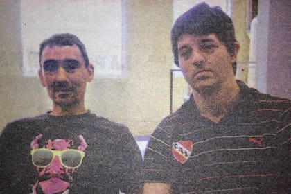 Después de varios enfrentamientos armados, Bebote Álvarez y Loquillo Rodríguez acordaron una tregua. Se repartieron el control de los negocios de la hinchada y con esta imagen (que en su momento publicó el diario Olé) sellaron un acuerdo de paz.