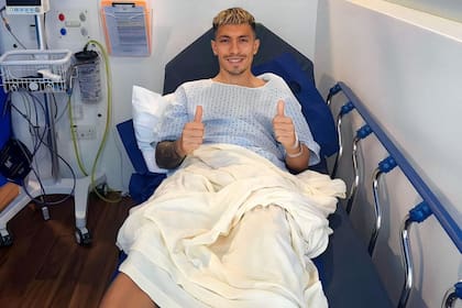 La foto de Lisandro Martínez luego de su operación