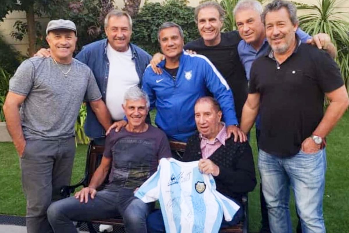 La foto de los campeones del 86, durante la visita a Bilardo