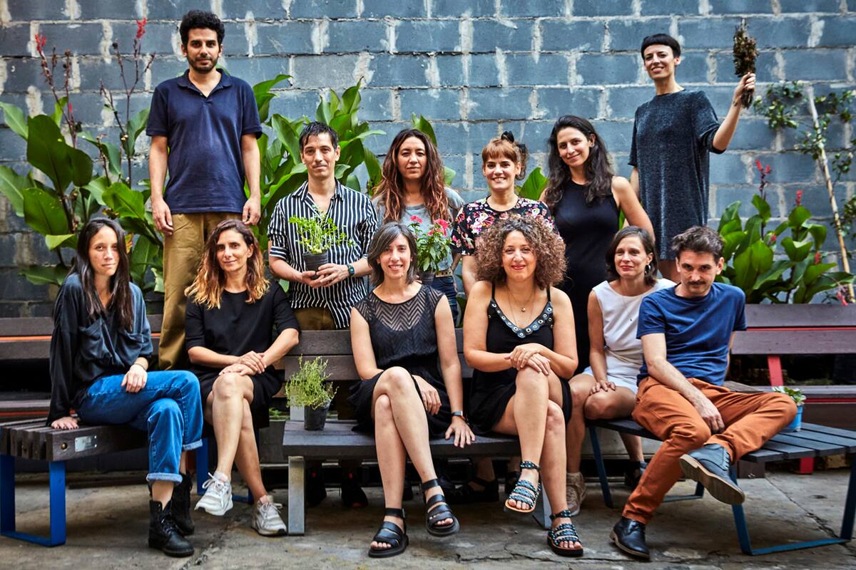 La foto de los fundadores de Club Paraíso, o algo así como la comisión directiva de esta agrupación teatral que ya cuenta con más de 700 socios