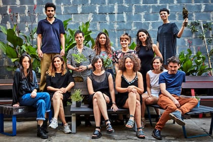 La foto de los fundadores de Club Paraíso, o algo así como la comisión directiva de esta agrupación teatral que ya cuenta con más de 700 socios