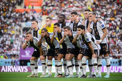 La foto de los jugadores alemanes tapándose la boca en señal de protesta