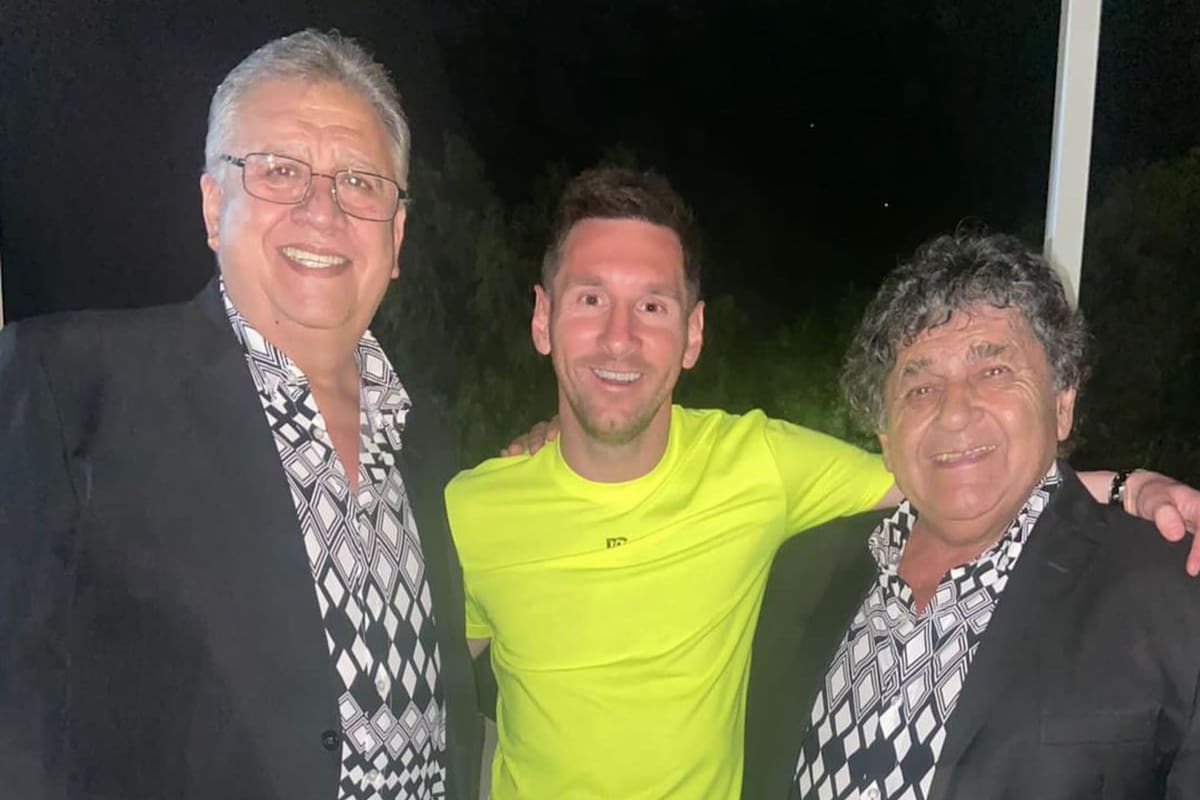 La foto de Los Palmeras con Lionel Messi antes del positivo de coronavirus del futbolista (Foto: Instagram/@lospalmerasoficial)