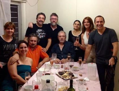 La foto de Luis Novaresio junto a su amigo fallecido: "Néstor es el primero de la derecha, el que más se ríe"