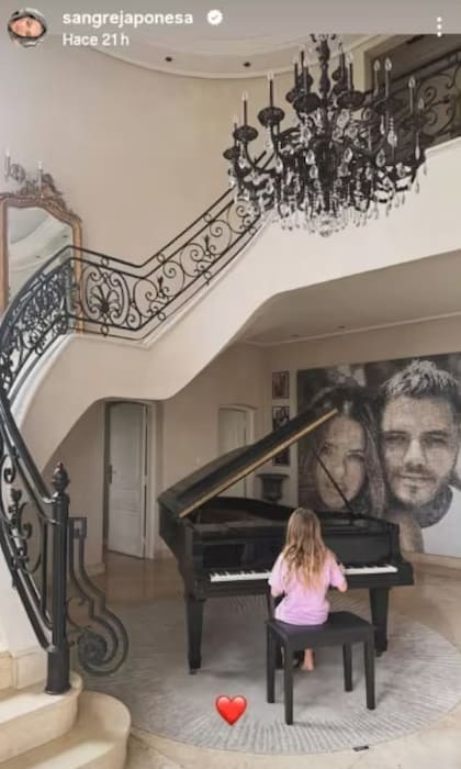 La foto de Magnolia tocando el piano en la casa de Mauro Icardi que publicó la China Suárez (Foto: Instagram @sangrejaponesa)