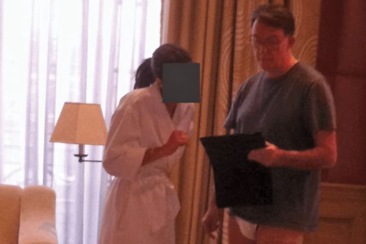 La foto de Mandelson en ropa interior junto a una mujer en el departamento de París de Epstein