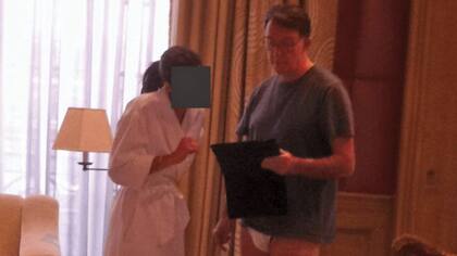 La foto de Mandelson en ropa interior junto a una mujer en el departamento de París de Epstein