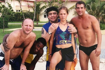La foto de Mariano Israelit junto a Diego Maradona y Mavys Álvarez en Cuba