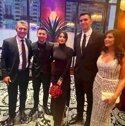La foto de Mauricio Macri junto a Lionel Messi, Antonela Roccuzzo, Dibu Martínez y su esposa Mandinha