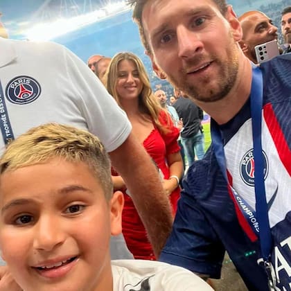 La foto de Messi con el fan que saltó al campo de juego (Foto: @Messismo10)