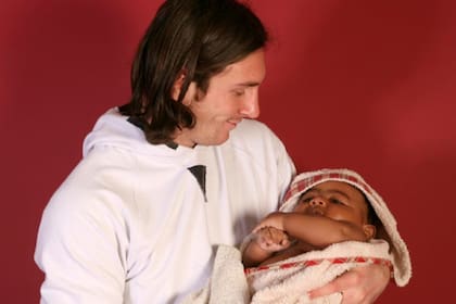 La foto de Messi con Yamal en brazos data de 2007