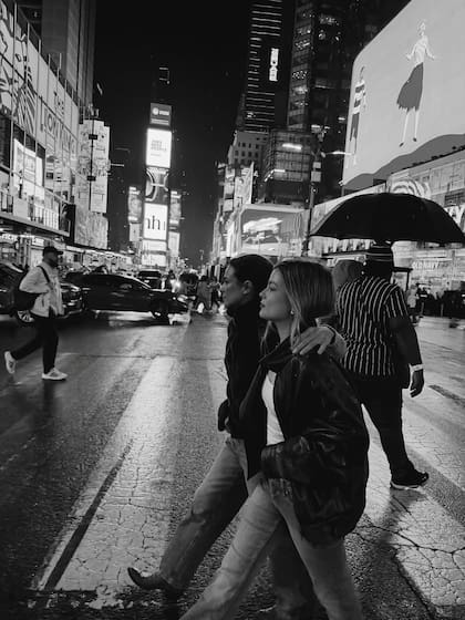 La foto de Muna y Agustina Cherri con Times Square detrás