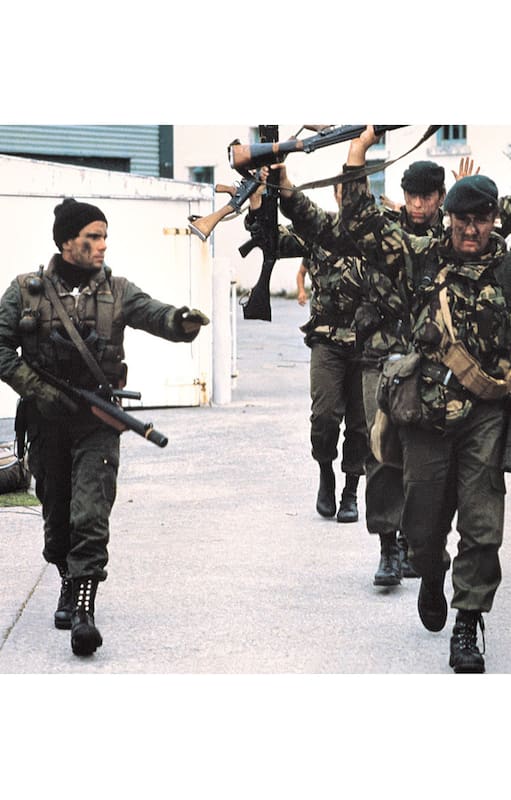 La foto de Rafael Vollmann que retrata la rendición de las tropas británicas ante las argentinas el 2 de abril de 1982; en segundo lugar, "The Yomper", la imagen de Peter Holgate