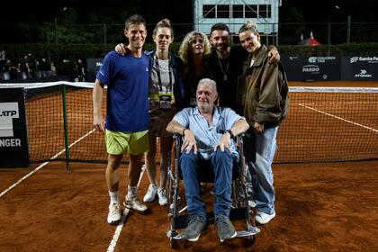 La foto de Schwartzman en Rosario con la mayoría de los integrantes de su familia: mamá Silvana, papá Ricardo, hermanos Matías y Natali, y su pareja Eugenia