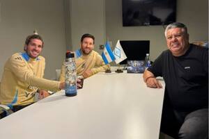 La foto de Tapia, Messi y De Paul en la previa al partido con Colombia