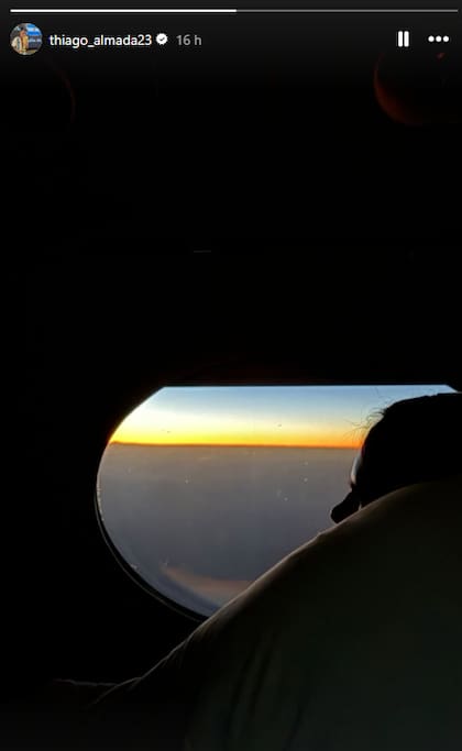 La foto de Thiago Almada en viaje rumbo a la Argentina con Antonella