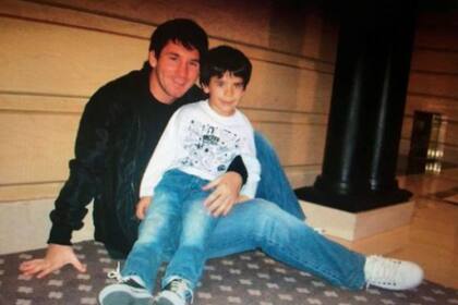La foto de Tommy con Lionel Messi que compartió su mamá en redes sociales