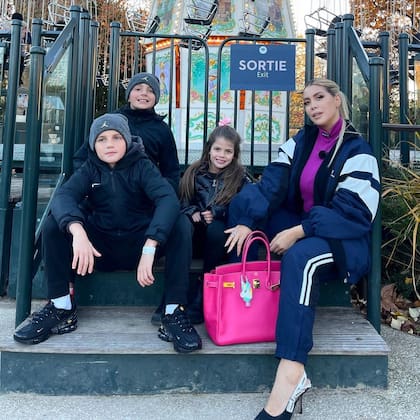 La foto de Wanda Nara con sus hijos que llamó la atención por el insólito detalle de su cartera