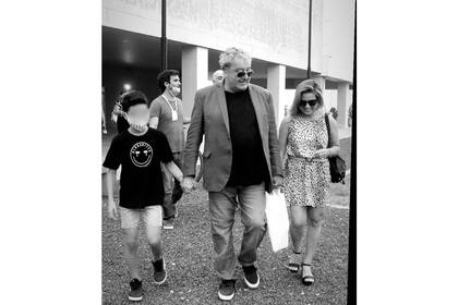 La foto del actor junto a su novia Natalia y el hijo de ella