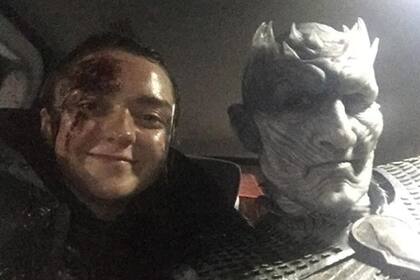 La foto del capítulo: Maisie Williams, justo después de salvar al mundo, junto a Vladimir Furdik