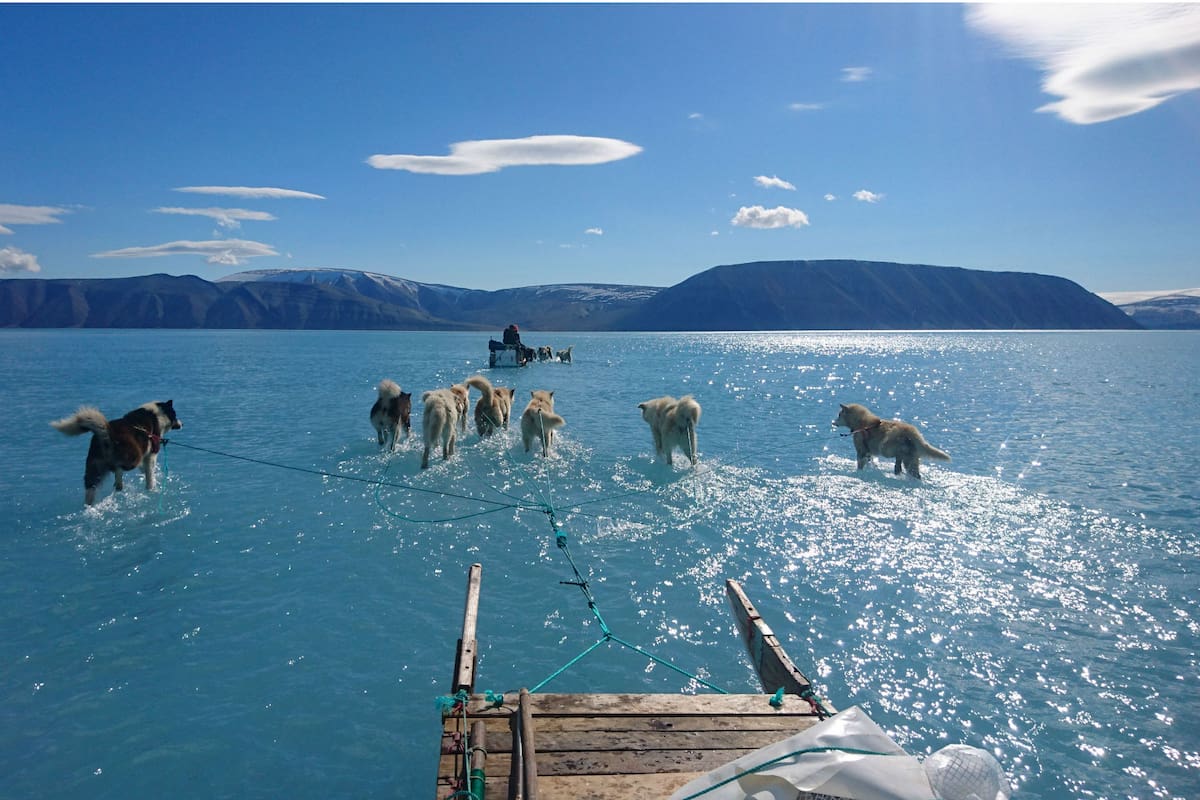 La foto del científico Steffen Olsen, del Centro para el Océano y el Hielo en el Instituto Meteorológico de Dinamarca en el fiordo Inglefield Bredning