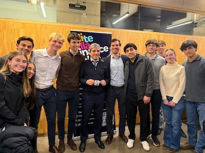 La foto del Club de Finanzas de di Tella con su obsequio al ministro Caputo: "All in Argy"