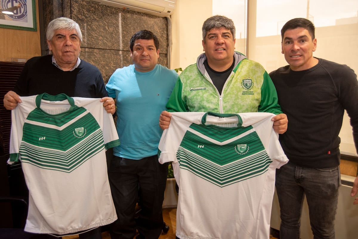 La foto del día de la firma del acta constitutiva de Camioneros Rugby Club: el presidente honorario Hugo Moyano, el delegado del Rugby en el club, Daniel Vargas; el presidente Pablo Moyano y el vicepresidente Pablo Campoamor