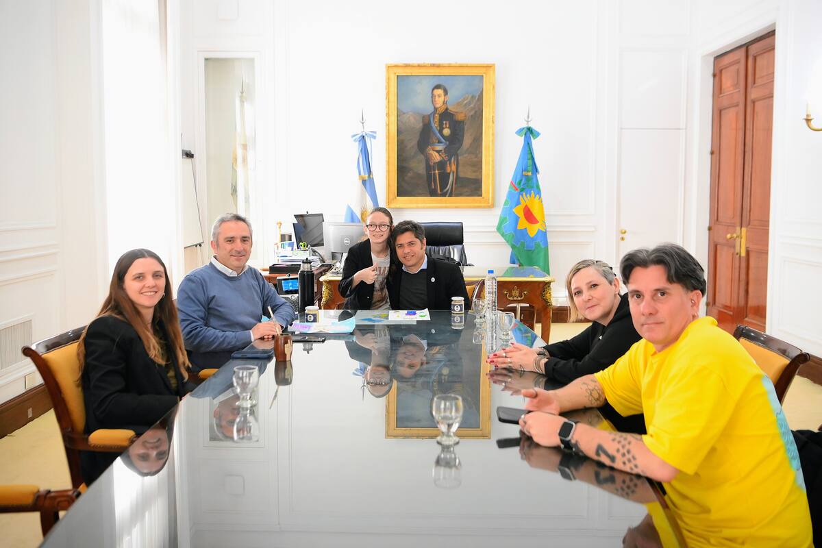 La foto del encuentro entre Kicillof e Ian Moche y su familia.