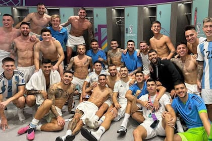 La foto del festejo en el vestuario de la selección argentina tras vencer a Croacia (Captura Instagram @marcos.acuna10)
