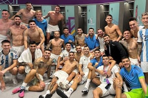 La foto del festejo en el vestuario de la selección argentina tras vencer a Croacia (Captura Instagram @marcos.acuna10)