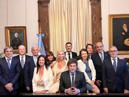 La foto del gabinete nacional que difundió el equipo de Milei