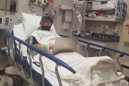 La foto del maestro trabajando desde un hospital conmovió a todos