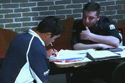 La foto del policía con Ariel que se hizo viral en las redes sociales