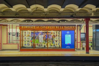 En la Línea A del subte se exhibe la foto de la selección con el reclamo