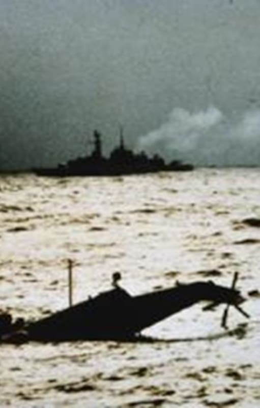 La foto del Sea King destruido, en el Mar argentino, en mayo de 1982