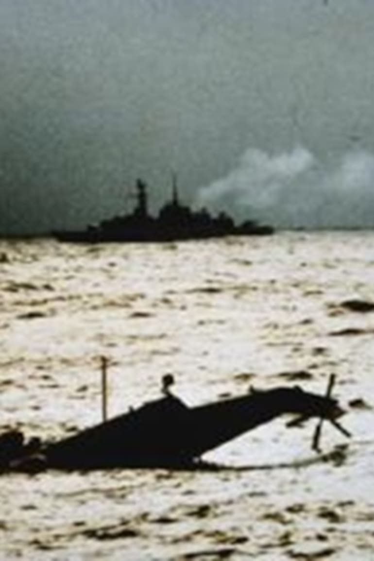 La foto del Sea King destruido, en el Mar argentino, en mayo de 1982