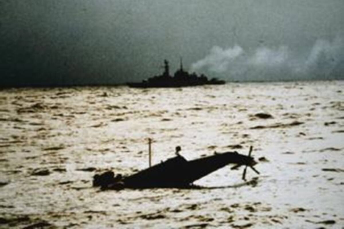 La foto del Sea King destruido, en el Mar argentino, en mayo de 1982