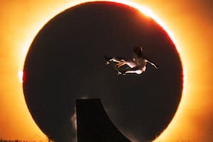 La foto del año: el skater español que saltó justo enfrente del eclipse y da la vuelta al mundo