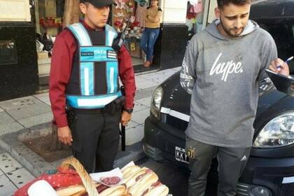 La foto del vendedor rodeado por dos policías se viralizó en Twitter y generó gran indignación