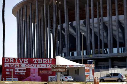 La foto del viernes 4 de junio muestra un puesto donde se realizan pruebas de COVID-19 frente al Estadio Nacional de Brasilia, el viernes 4 de junio de 2021 (AP Foto/Eraldo Peres)