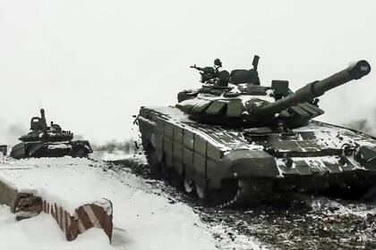 La foto distribuida por el Servicio de Prensa del Ministerio de Defensa Ruso el 26 de enero de 2022 muestra tanques rusos en un entrenamiento en la región de Rostov, Rusia, (Servicio de Prensa del Ministerio de Defensa Ruso via AP)