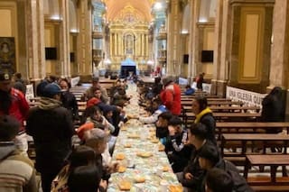 La Iglesia publicó una foto con una larga mesa en la Catedral y el dos de Adorni salió a criticarla