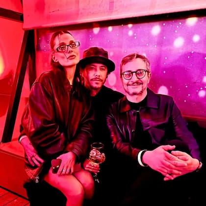 La foto, en la que se los ve junto al productor Pablo Culell, con la que oficializaron su romance en septiembre pasado.