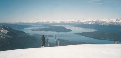 La foto es de la década del '90. Con el correr del tiempo, hubo algo que nunca cambió: la hermosa vista del lago Nahuel Huapi que se puede ver desde las alturas del Bayo.