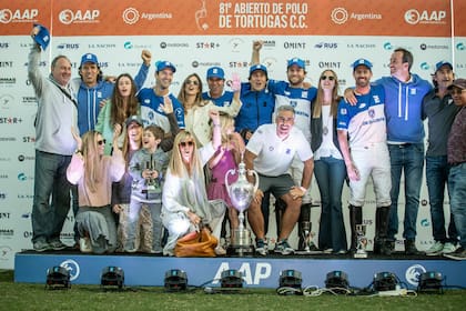 La foto familiar en el podio de Tortugas, un día antes del día de la madre; entre otros, Gonza Pieres compartió con su progenitora, Cecilia Rodríguez Piola, y su esposa, María Rapetti.