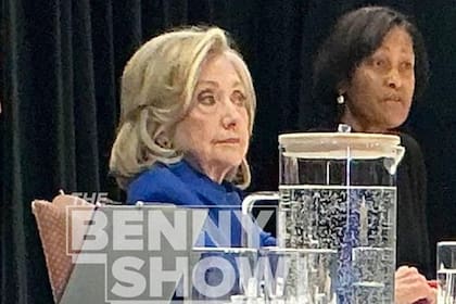 La foto filtrada de Hillary Clinton durante su testimonio sobre el caso Epstein