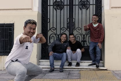 La foto frente al Hotel Estrella de 1983 se replicó casi 40 años después, en el marco del proyecto 'El color de la huida'.