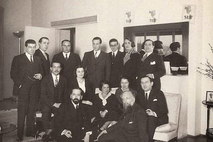 La foto fundacional, con Ocampo, Jorge Luis Borges, Eduardo Mallea, Oliverio Girondo, Norah Borges, Pedro Henríquez Ureña y Ernest Ansermet, entre otros