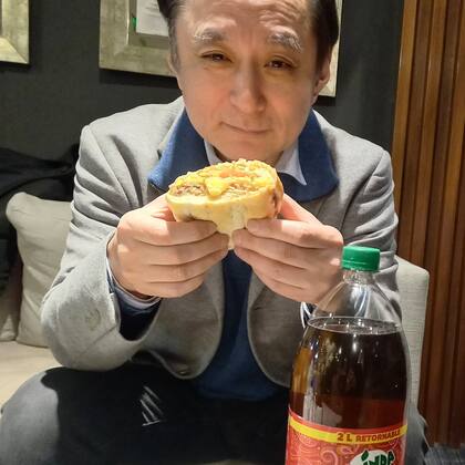 La foto furor en las redes: con un sándwich tucumano y Mirinda manzana