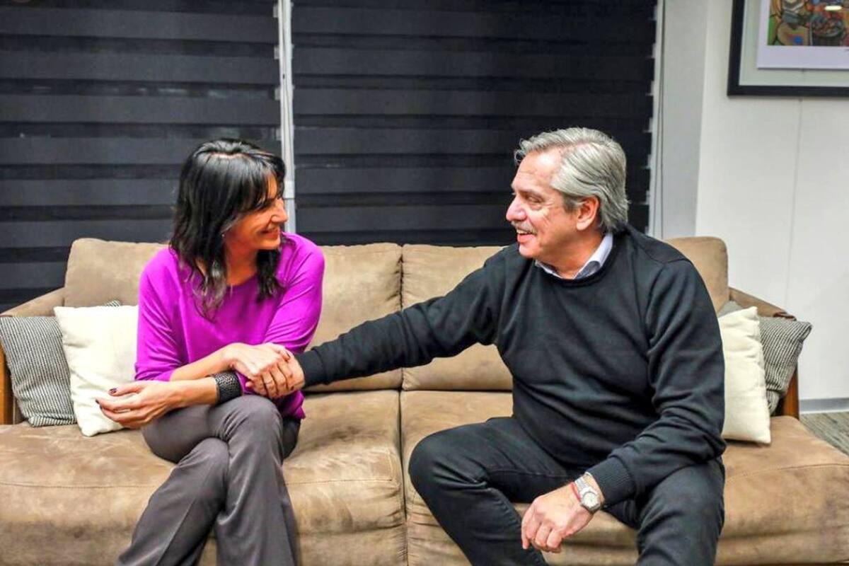 La foto generó confusiones y usuarios en redes sociales crearon memes sobre la longitud del brazo de Fernández